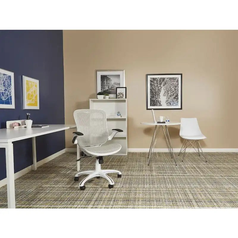 Chaise de bureau avec assise et dossier en maille blanche